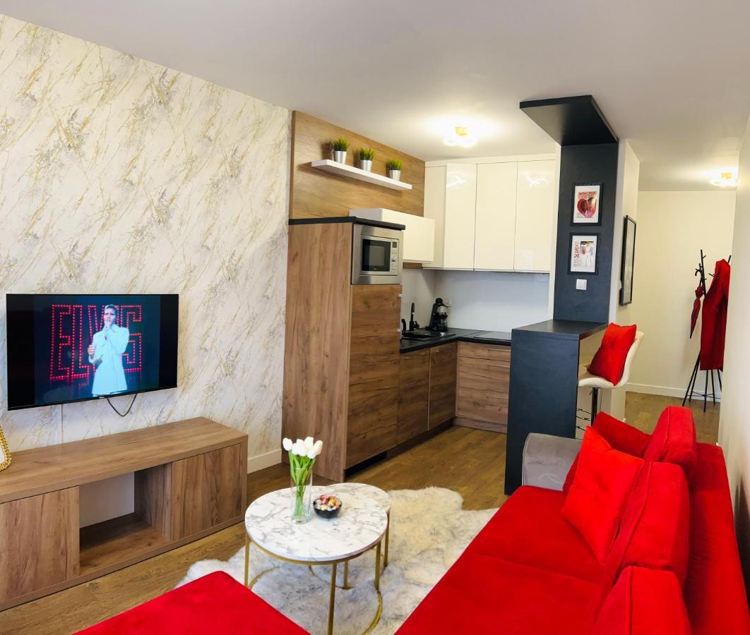 Downtown Apartments Presley Air-Conditioned เชชูฟ ภายนอก รูปภาพ