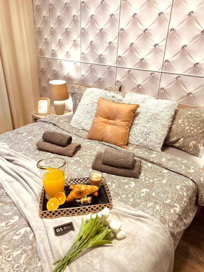 Downtown Apartments Presley Air-Conditioned เชชูฟ ภายนอก รูปภาพ