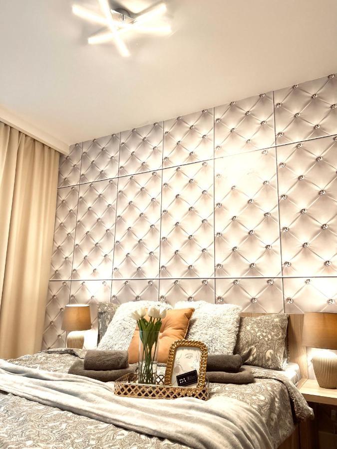 Downtown Apartments Presley Air-Conditioned เชชูฟ ภายนอก รูปภาพ